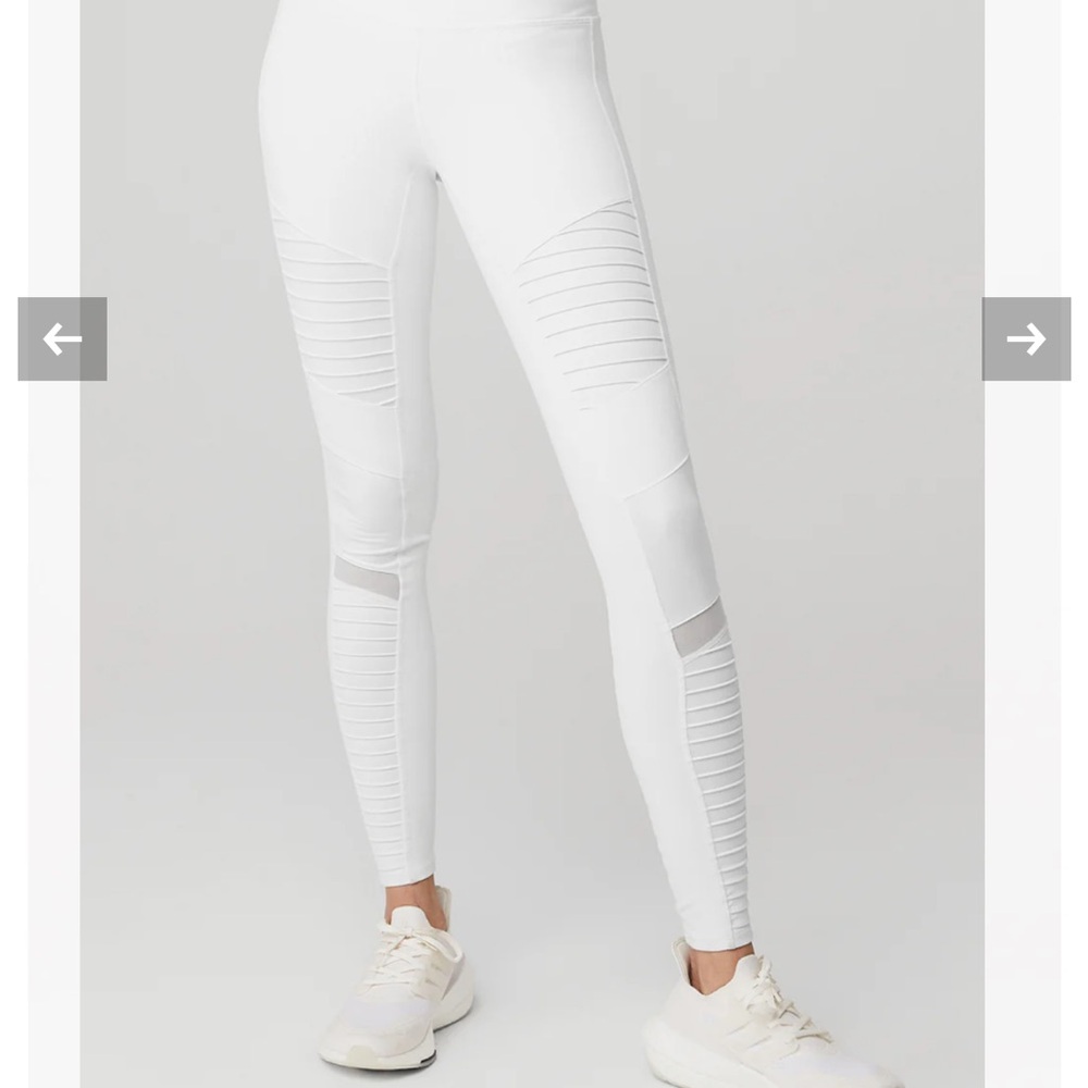 ALO Yoga White Moto Legging with Sleek Fit and Versatile Style
